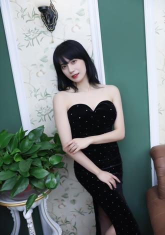 Date the member of your dreams: Qiuyue, beautiful Asian member for romantic companionship